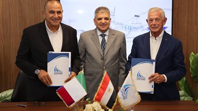 قناة السويس توقع عقد تصدير قاطرتين بحريتين لإيطاليا بقوة شد 80 طنًا