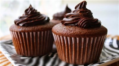 طريقة عمل كيكة الشوكولاتة بدون كاكاو.. بخطوات سهلة وبسيطة