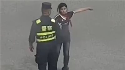 بالفيديو| طالبة تعثر على ثروة وتعيدها للشرطة فكانت هذه نهايتها أمام زملائها