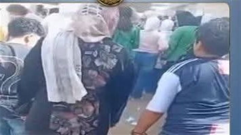 ام تربط ابنها بسلسلة