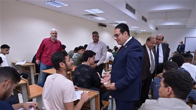رئيس جامعة القاهرة يتابع انتظام امتحانات الفصل الدراسي الثاني 