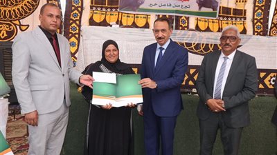 محافظ سوهاج يسلم 20 شيك زواج و15 رأس ماشية للأسر الأولى بالرعاية