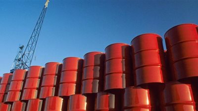 بسبب مفاوضات السلام.. أسعار النفط العالمية تهبط بأكثر من 5% 