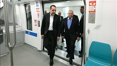 مستقلا أحد قطاراته.. مدبولي يتفقد المرحلتين الأولى والثانية من مشروع مونوريل شرق النيل