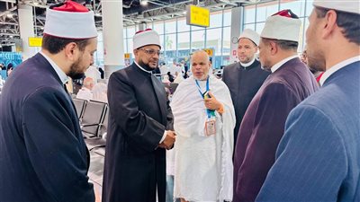 أمين البحوث الإسلامية يتفقد قافلة التوعية بموسم الحج في مطار القاهرة