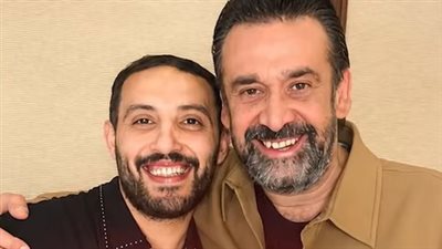 كريم عبدالعزيز يستقبل خالد صواف بالأحضان في مؤتمر فيلم 