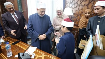 شيخ الأزهر يكرم الطفل «محمد عبد المهمين» أصغر فلبيني حافظ للقرآن | خاص