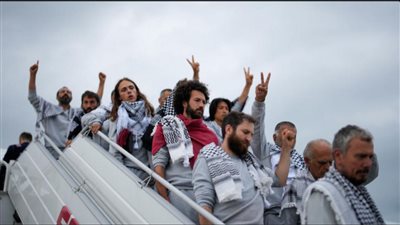بعد ترحيلهم من إسرائيل.. وصول ناشطي أسطول الصمود إلى تركيا