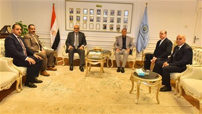 محافظ أسيوط يلتقي وفد البنك الزراعي المصري لبحث التعاون في المبادرات المجتمعية