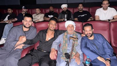 محمد رمضان يشاهد فيلم «أسد» بصورة مع شباب بـ«الجلابية الصعيدي»