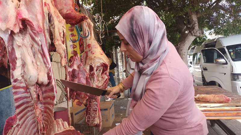 رشا فلفل تعمل بالجزارة