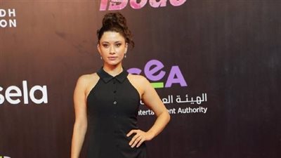 بحقيبة وردية وفستان أسود.. سينتيا خليفة تتألق على ريد كاربت فيلم 7 Dogs
