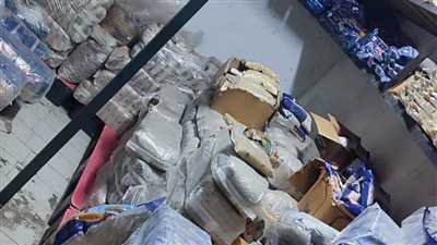 ضبط 2 طن توابل وبقوليات مجهولة المصدر ومليئة بالسوس قبل بيعها ببورسعيد