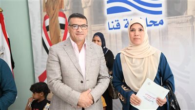 محافظ قنا يسلم عقود تقنين جديدة لواضعي اليد ويوجه بتسهيل الإجراءات للمواطنين 