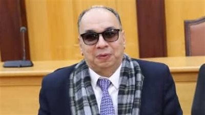 جامعة الأزهر تهنئ عميد علوم بنات أسيوط بوسام التميز العلمي الأفريقي