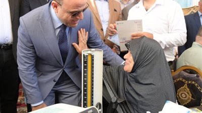 محافظ الغربية يتابع القافلة الطبية بقرية صفط تراب بمركز المحلة الكبرى 