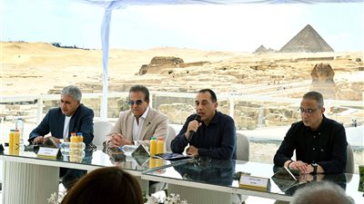 رئيس الوزراء يلتقى أهالي نزلة السمان لمناقشة مخططات تطوير المنطقة