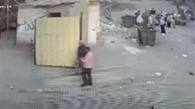 طار في الهواء من قوة الاصطدام.. كاميرات المراقبة توثق لحظة دهس مسن بطوخ