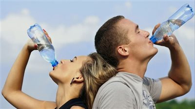 7 أخطاء شائعة ترتكبها عند شرب الماء... والحل؟ اليكي التفاصيل 