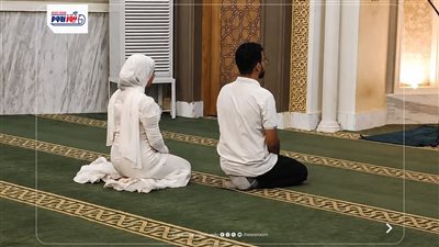 «فستان أبيض وسجادة صلاة».. عروسان بالمنيا يخطفان القلوب بزفاف داخل المسجد 