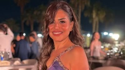 بإطلالة بنفسجية.. منة فضالي تلفت الأنظار في حفل زفاف نجل إدوارد