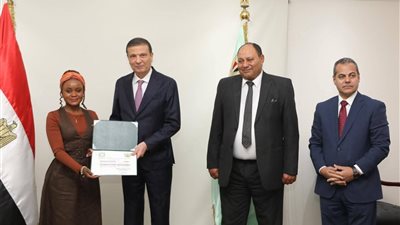 وزير الزراعة يُسلّم شهادات التخرج لـ 18 مبعوثاً من 11 دولة إفريقية وآسيوية