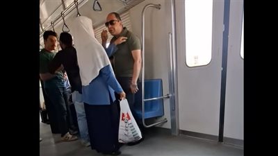 بسبب قراءة القرآن.. شاب يعتدي بالضرب والسباب على فتيات داخل المترو | فيديو