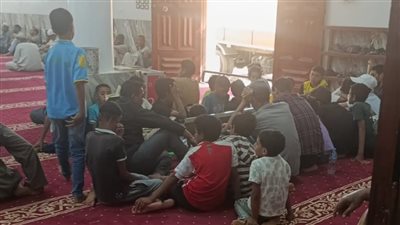 كانوا ماسكين النعش ومش راضيين يسيبوه.. مشهد مؤثر لأطفال يودعون زميلهم الراحل 