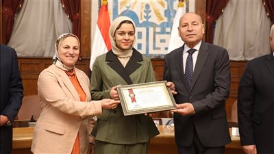 محافظ القاهرة يكرم الطالبة زينب زهران لفوزها عالميا بمعرض العلوم والهندسة الدولي 