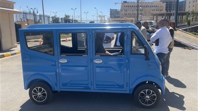 بديلًا للتوك توك.. محافظ الإسكندرية يتابع تجربة السيارة الكهربائية الجديدة