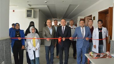 رئيس جامعة دمياط يفتتح حملة للكشف المبكر عن أمراض الغدة الدرقية