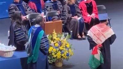 بسبب علم فلسطين.. جامعة أمريكية تمتنع عن تسليم طالب شهادة تخرجه