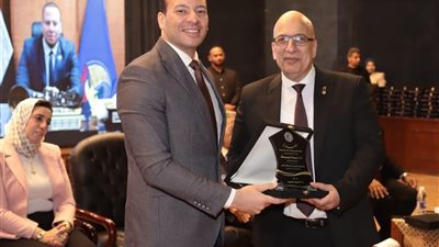 وكيل الوزارة يشهد الإحتفالية الخاصة بتخرج الأطباء الجدد و انهاء تدريب الإمتياز