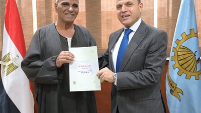 محافظ الغربية يُسلّم 25 عقد تقنين لأراضي أملاك الدولة للمستفيدين