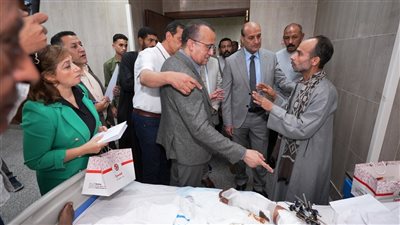 محافظ أسيوط يزور المرضى بمستشفى الإصابات الجامعي ويشاركهم فرحة عيد الأضحى 