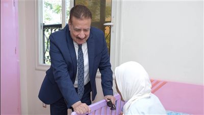 قبل وقفة عرفات..محافظ بورسعيد يزور دار المسنات لتهنئتهن بعيد الأضحى المبارك 