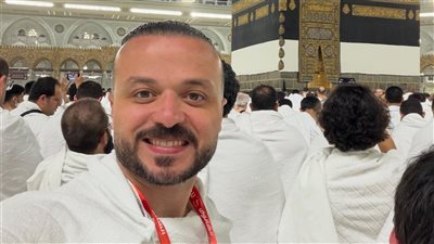 بالإحرام وأمام الكعبة.. محمد الجارحي يشارك متابعيه لحظات من الحج