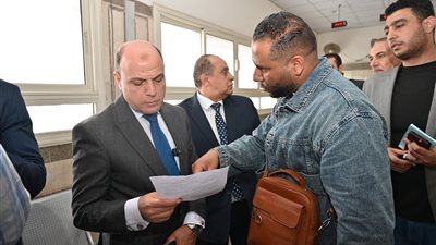 محافظ الغربية يواصل التواصل المباشر مع المواطنين داخل مواقع تقديم الخدمة 