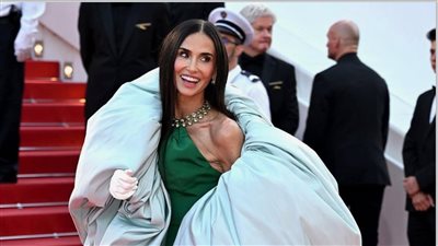 ديمي مور تخترق قواعد أزياء مهرجان كان بهذه الإطلالة