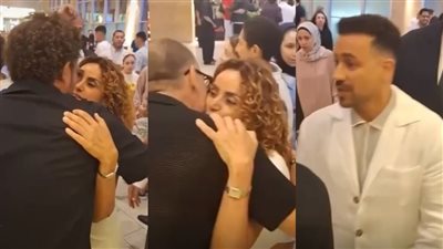 بتحضن وتبوس صحابها.. علا رشدي تستقبل أصدقائها رفقة أحمد داود بعرض فيلم إذما 