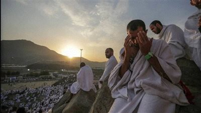 مشهد إيماني مهيب في عرفات.. ضيوف الرحمن يؤدون ركن الحج الأعظم| فيديو