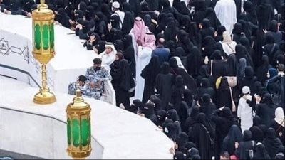 نساء مكة يطفن وحدهن في الحرم يوم عرفة.. أعرف السبب