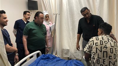  رئيس إقليم القناة يجري جولة مفاجئة بمجمع السويس الطبي لمتابعة انتظام العمل