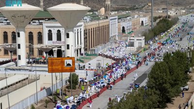 توافد الحجاج إلى مسجد نمرة لأداء صلاتي الظهر والعصر