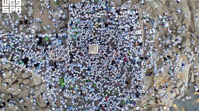 مشهد مهيب.. واس تنشر لقطات لوقوف حجاج بيت الله الحرام على جبل عرفة