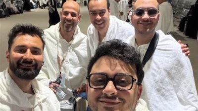 أحمد حاتم يؤدي فريضة الحج مع المنشد مصطفى عاطف                                