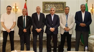 محافظ الإسماعيلية يبحث مع قدامى الدراويش سبل إنقاذ النادي من أزمته الحالية