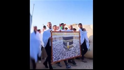 أمسكوا بصورة الكعبة وطافوا بين الخيام.. مشهد مؤثر من أهالي غزة