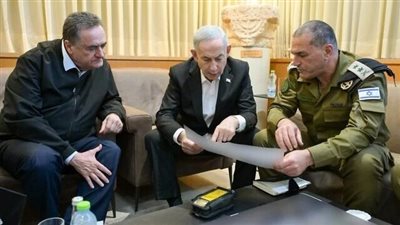 نتنياهو يلتقي بوزير الدفاع ورئيس أركان الجيش الإسرائيلي في مقر القيادة