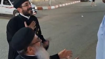 مشهد يخطف القلوب في نجع حمادي.. قساوسة يوزعون تهاني عيد الأضحى بين المواطنين